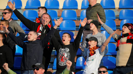 Sports fans in Zhodino cheer © Reuters / Vasily Fedosenko