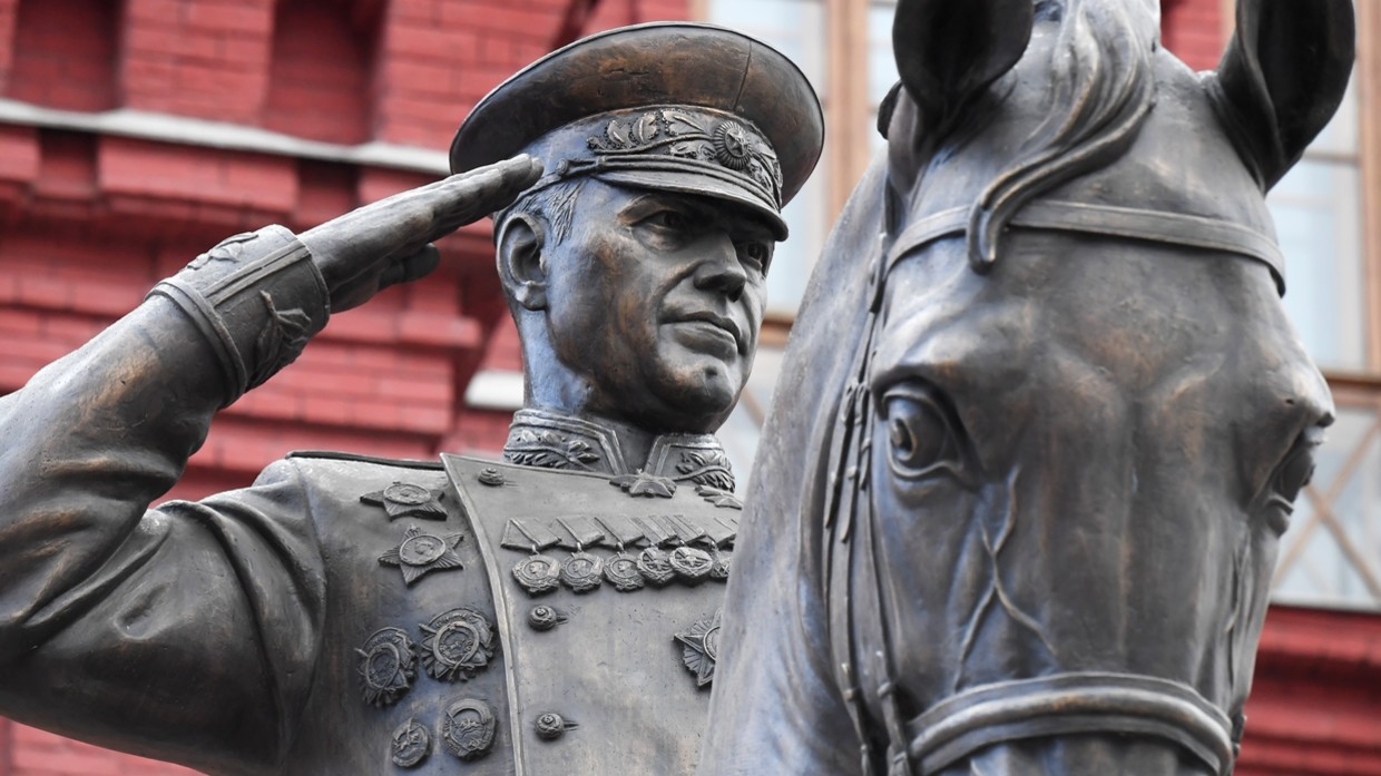 Памятник маршалу Жукову на Манежной площади в Москве