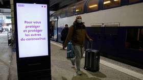 Ukrainian nationalists fire FLARE GUN at Russian embassy in Kiev, threaten to storm diplomatic mission (VIDEO)