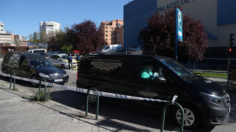 Hearses leave an ice rink used as a morgue in Madrid. ©REUTERS / Susana Vera