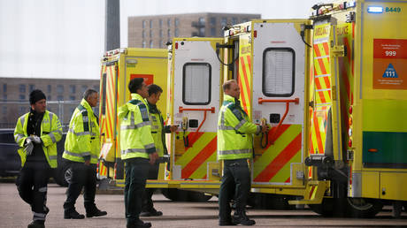 Paramedics and ambulances are seen outside the Excel Centre in London, April 1, 2020. © REUTERS / Henry Nicholls