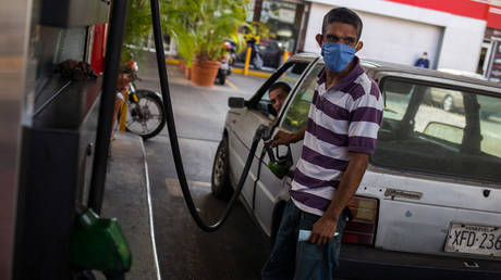 A man wears a face mask as a precautionary measure against COVID-19, in Caracas, Venezuela. March 23, 2020. © AFP / Cristian Hernandez