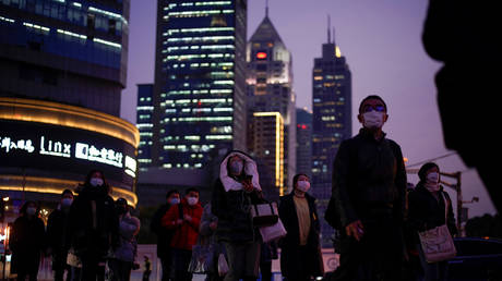 People wearing protective face masks in Shanghai, China March 10, 2020 © Reuters / Aly Song