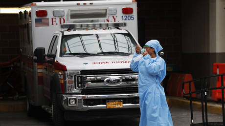 An emergency room nurse dons face protectors outside Brooklyn Hospital Center's emergency room. © AP Photo/Kathy Willens