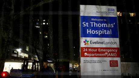 A police officer is seen in the St Thomas' Hospital after British Prime Minister Boris Johnson was moved to intensive care. © REUTERS/Henry Nicholls