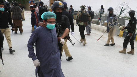 WATCH police arrest Pakistani doctors during heated protest over lack of protective gear amid surge in Covid-19