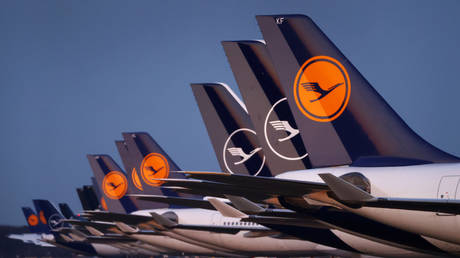 FILE PHOTO: Planes of German carrier Lufthansa a parked on a closed runway at the airport in Frankfurt, Germany, March 23, 2020 © REUTERS / Kai Pfaffenbach