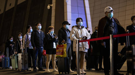 Trains and automobiles: People start scrambling to leave Wuhan as outbound travel ban is lifted (PHOTOS, VIDEOS)