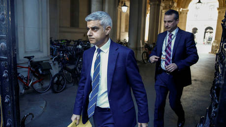 FILE PHOTO: Mayor of London Sadiq Khan is seen outside Downing Street, as the coronavirus outbreak continues, in London, Britain March 16, 2020 © Reuters / Henry Nicholls