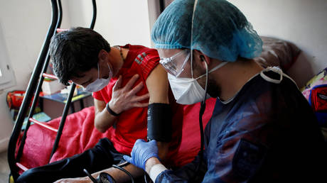 Rescue operation of people infected with coronavirus disease in Paris, France, April 5, © Reuters / Benoit Tessier