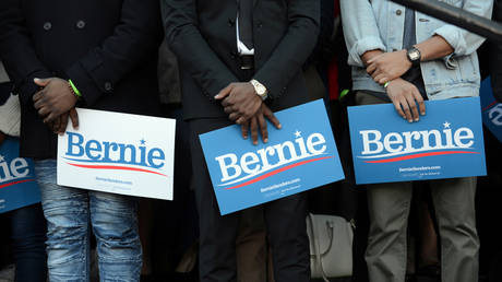 FILE PHOTO: Supporters of U.S. Democratic presidential candidate Bernie Sanders in Atlanta, Georgia, U.S. © REUTERS / Bita Honarvar