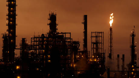 A general view shows Mexican state oil firm Pemex's Cadereyta refinery, in Cadereyta, Mexico. © REUTERS / Daniel Becerril