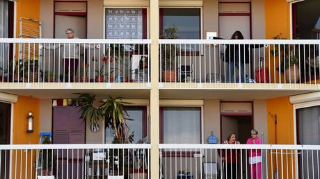 Walled-in world: RT documentary (remotely) visits people bringing optimism to those in lockdown