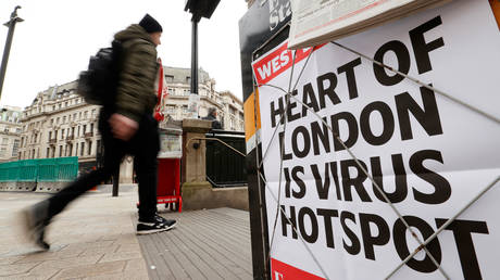 Newspaper headline on display at Oxford Circus in London, Britain © Reuters / John Sibley