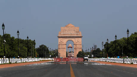 The India Gate war memorial is during a nationwide lockdown in New Delhi, India, April 8, 2020 © Reuters / Adnan Abidi