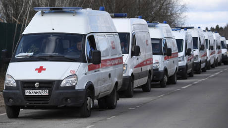 Ambulances queue at the entrance to the Federal Clinical Center of Higher Medical Technologies in Khimki, Moscow region. © Sputnik / Iliya Pitalev