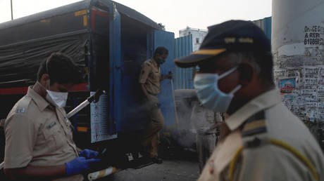Police officers in Mumbai, India, April 14, 2020. © Reuters / Francis Mascarenhas