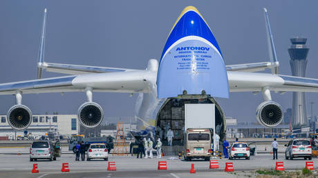 Chinese workers load medical supplies onto the AN225 plane bound for Warsaw © cnsphoto via Reuters