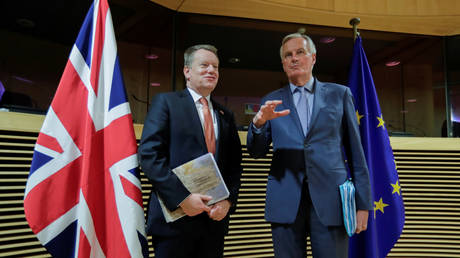 EU chief Brexit negotiator Michel Barnier and British PM's Europe adviser David Frost at start of the first round of post-Brexit trade deal talks between the EU and the UK, in Brussels, Belgium, March 2, 2020. © Reuters / Oliver Hoslet / Pool