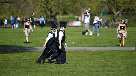 London Metropolitan Police patrol a park in London, as the spread of the coronavirus disease continues © REUTERS / Dylan Martinez