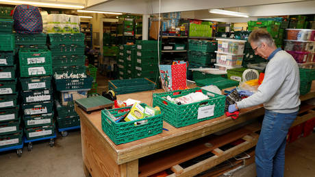 A man works at The DENS charity food bank in Hemel Hempstead, Britain © Reuters / Paul Childs