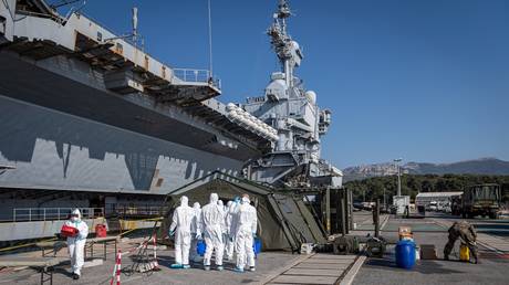 The disinfection process of the French aircraft carrier Charles de Gaulle in Toulon, France. April 16, 2020  © AFP / Marine Nationale / Benoit Emile