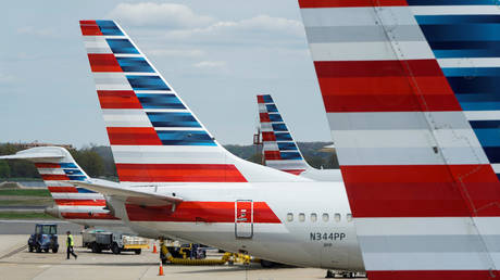 American Airlines planes are parked at the gate during the coronavirus disease (COVID-19) outbreak in Washington. April 5, 2020 © Reuters / Joshua Roberts