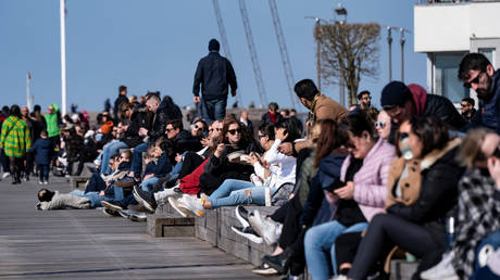 Residents enjoying the sun in Malmo, Sweden, amid the Covid-19 outbreak. April 5, 2020. © TT News Agency / Johan Nilssen / Reuters