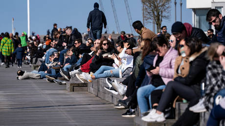 Residents enjoying the sun in Malmo, Sweden, amid the Covid-19 outbreak. April 5, 2020. © Reuters / TT News Agency / Johan Nilssen