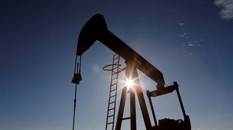 FILE PHOTO: The sun is seen behind a crude oil pump jack in Loving County, Texas, November 22, 2019 © Reuters / Angus Mordant