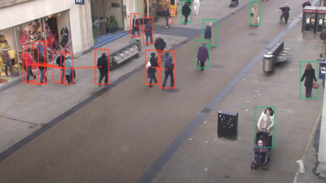 Landing AI's "social distancing detector". © YouTube / Landing AI