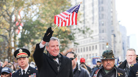 FILE PHOTO: Bill de Blasio attends New York City’s Veterans Day Parade, November 11, 2018 © Reuters / Jeenah Moon