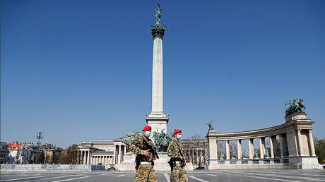 Military police officers patrol the deserted Heroes' Square as the spread of coronavirus disease (COVID-19) continues in Budapest, Hungary, April 6, 2020. © REUTERS/Bernadett Szabo