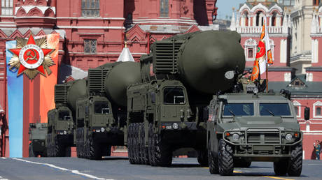 FILE PHOTO. Russian servicemen drive Yars RS-24 ICBM launchers during the Victory Day parade. © Reuters / Sergei Karpukhin