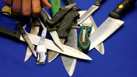 FILE PHOTO: A Metropolitan Police representative arranges knives for photographers after a news conference © REUTERS / Luke MacGregor