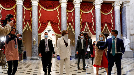 U.S. Speaker of the House Nancy Pelosi (D-CA) wears a face mask as she walks to the House Chamber ahead of a vote on $484 billion  economic stimulus package in Washington, U.S., April 23, 2020. © REUTERS/Tom Brenner