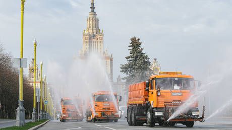 Utility service vehicles disinfect a road in Moscow amid coronavirus lockdown © Global Look Press