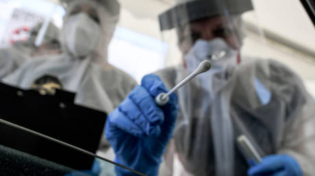 FILE PHOTO. German medics collect a sample for Covid-19 testing. © Global Look Press / dpa-Zentralbild / Britta Pedersen