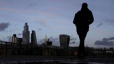 FILE PHOTO: Pedestrian walk along the Southbank in view of skyscrapers in the financial district in London, Britain © Reuters / Simon Dawson