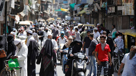 Muslims visit a market on the eve of the holy fasting month of Ramadan, in Ahmedabad, India, April 24, 2020 © Reuters / Amit Dave