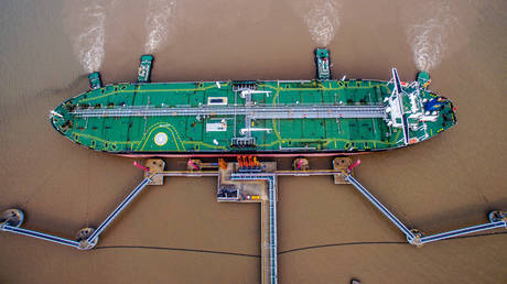 FILE PHOTO: An oil tanker at a crude oil terminal in Zhoushan, Zhejiang province, China © Reuters