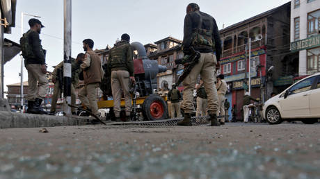 FILE PHOTO: Indian police officers in Srinagar © REUTERS/Danish Ismail