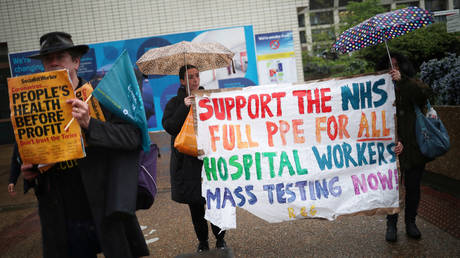 People protest against the lack of personal protective equipment (PPE) outside of St Thomas' Hospital © REUTERS / Hannah McKay