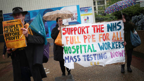 Protesters demanding better treatment of NHS workers © Reuters / Hannah McKay