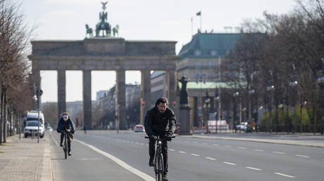FILE PHOTO: 17th June street leading up to Brandenburger gate in Berlin © AFP / Odd Andersen