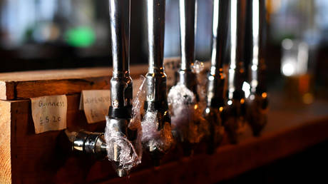 Beer taps are covered at London pub during the coronavirus lockdown. © Reuters / Dylan Martinez