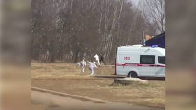 Catch me if you can! WATCH coronavirus suspect FLEE medics in Russia