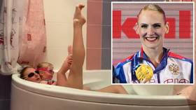 Bathtub ballet: Synchronized swimmer Svetlana Romashina shows off her skills in the bath during COVID-19 lockdown (VIDEO)