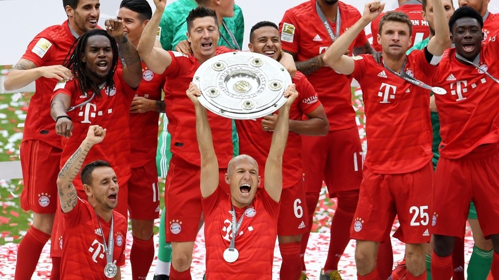 Karate-kicking keepers, touchline tear-ups and stupid substitutes: The 10 CRAZIEST moments of the Bundesliga season so far (VIDEO)