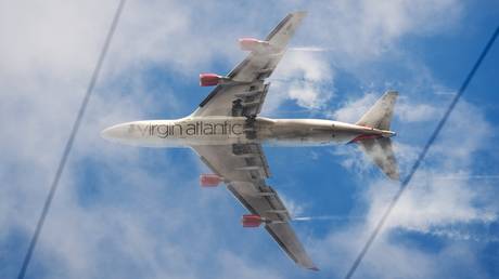 FILE PHOTO: A Virgin Atlantic passenger plane comes into land at Heathrow airport © AFP / Leon Neal